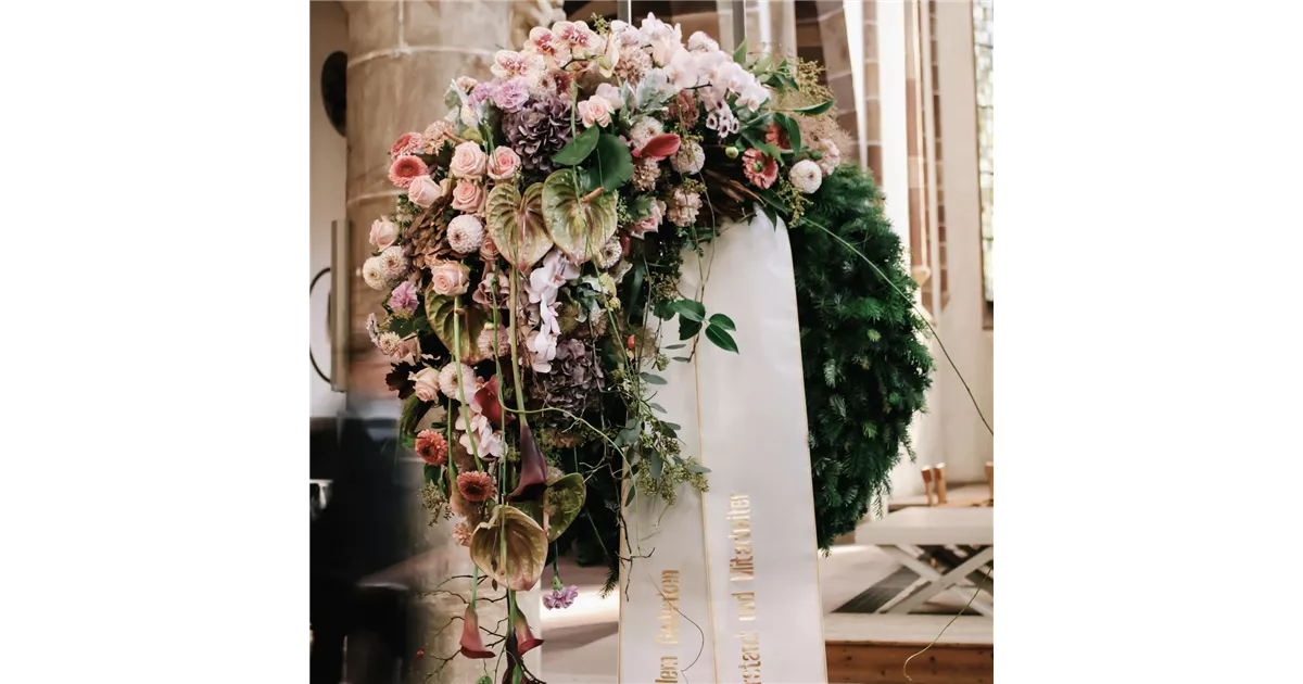 Asymmetrischer Trauerkranz In Memorian Blumen Gaab