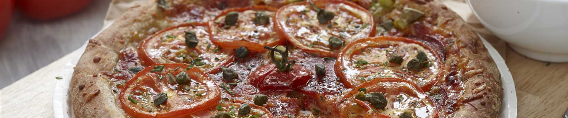 Tomaten-Pizza mit Kapern - Blumen-Gaab